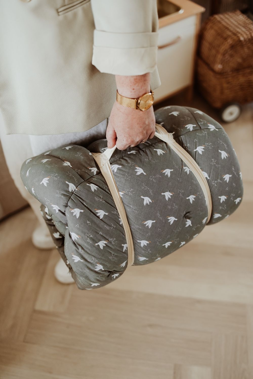 bloom birds babymat, person is carrying the bag, ready to leave the house