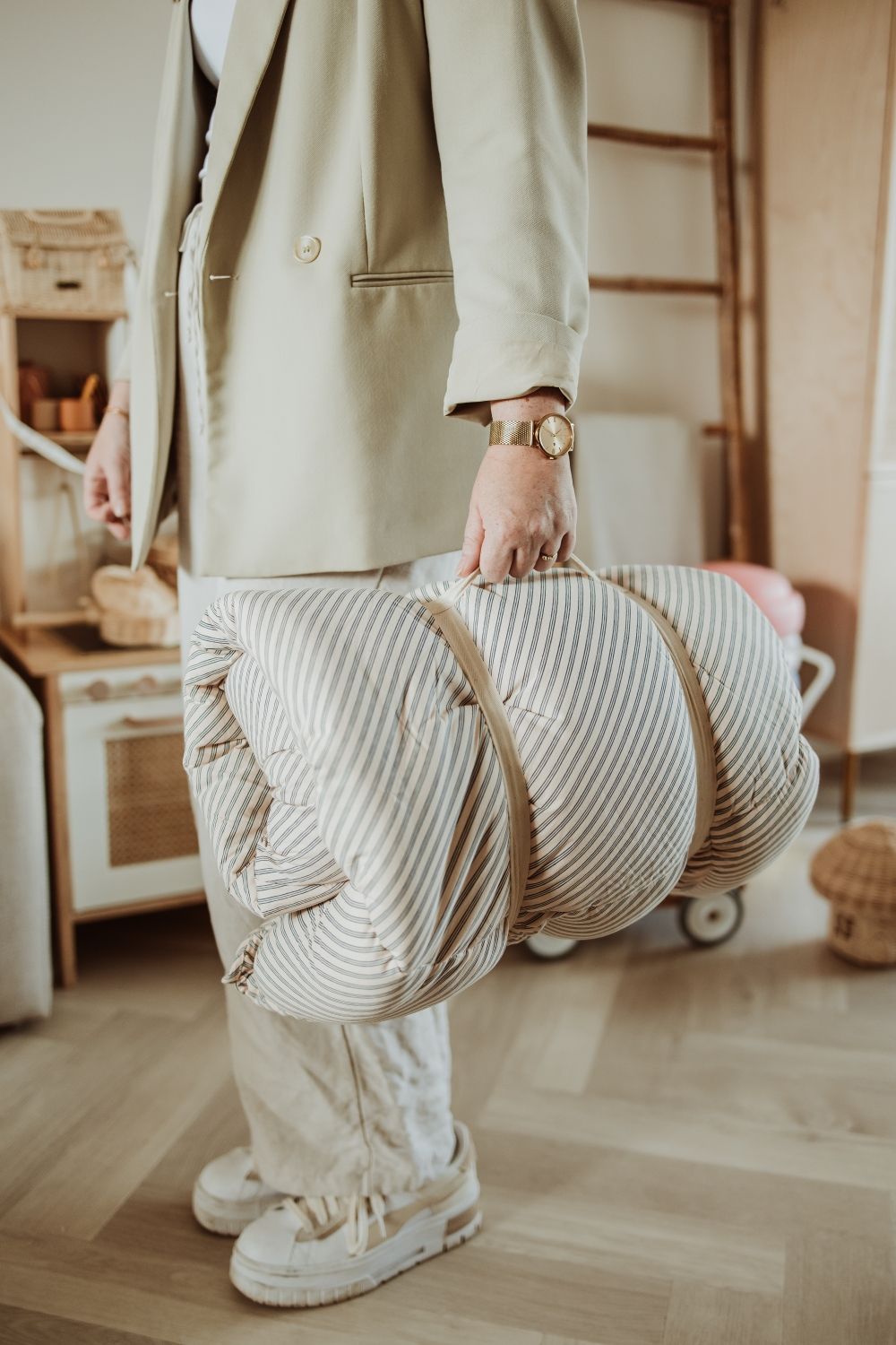 bloom stripes blue babymat, person is carrying the bag while leaving the house