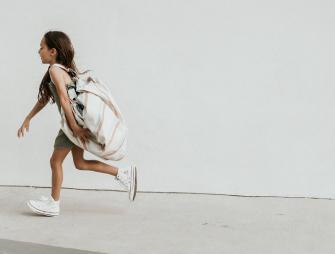Girl runing at a street while carrying the storage bag by playandgo.