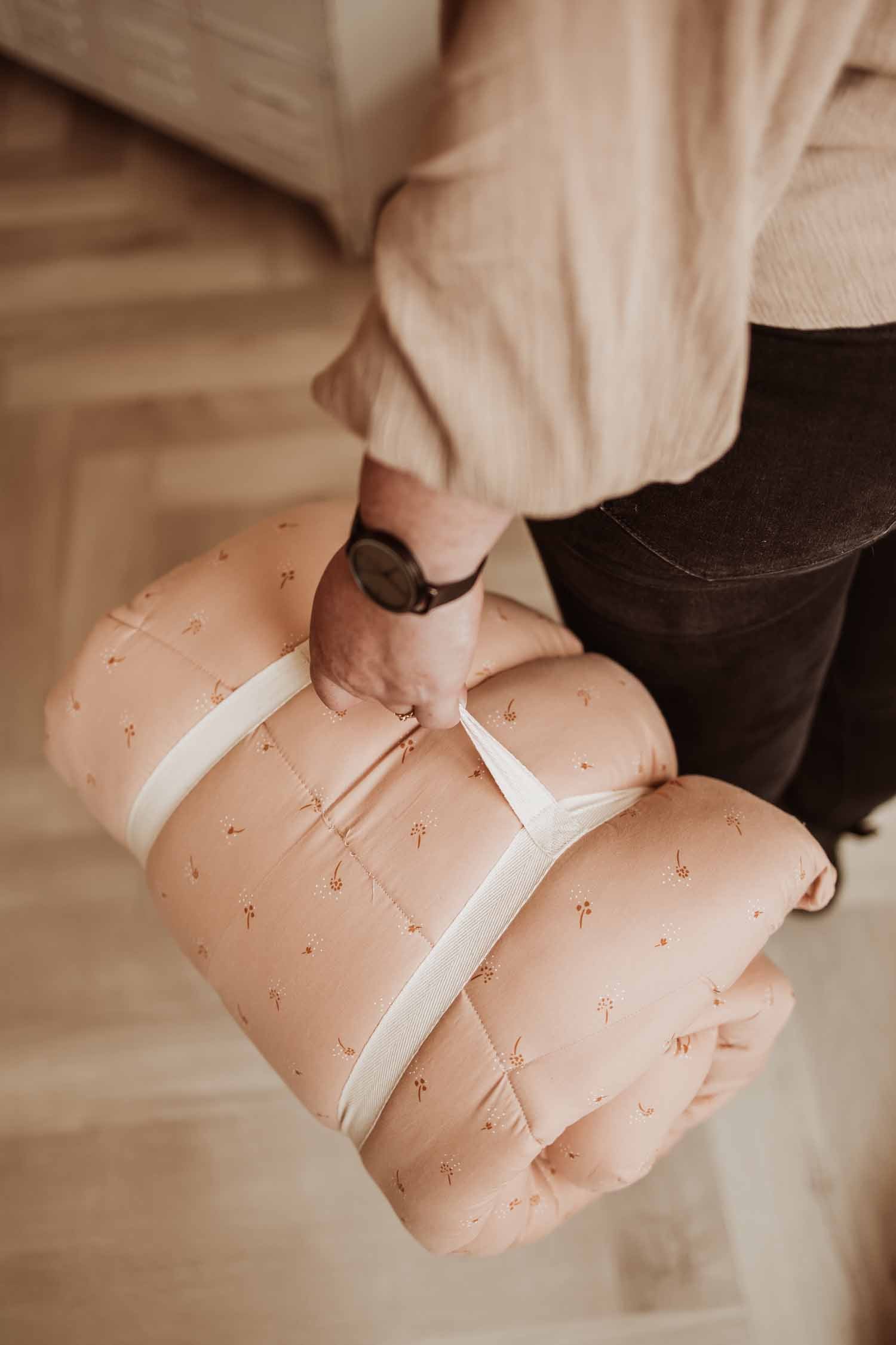 Bloom fleuri organic babymat, person carrying the mat