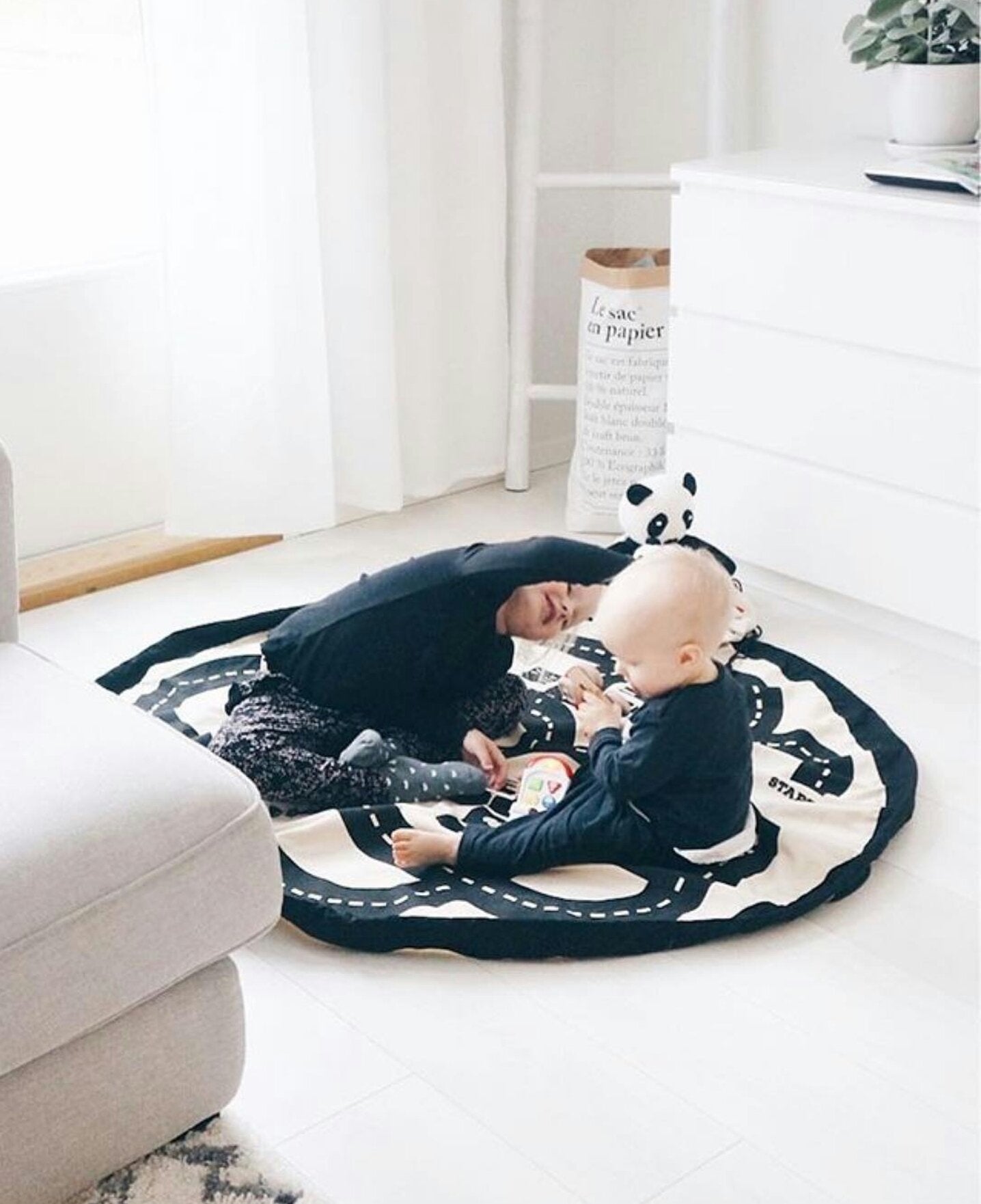 Play&Go roadmap/Thunderbolt Toy Storage Bag and play mat, kids playing on mat in kidsroom