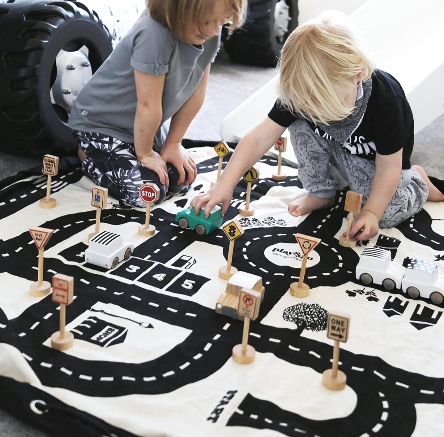 Play&Go roadmap/Thunderbolt Toy Storage Bag and play mat, kids playing on mat in kidsroom, wooden toys