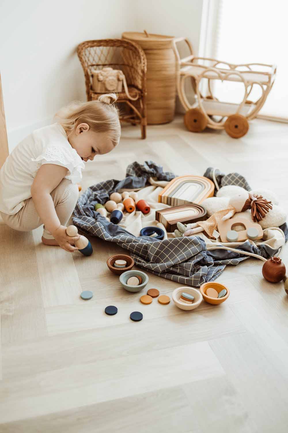 organic storage bag grid blue, bag on floor, filled with toys, child playing in kidsroom