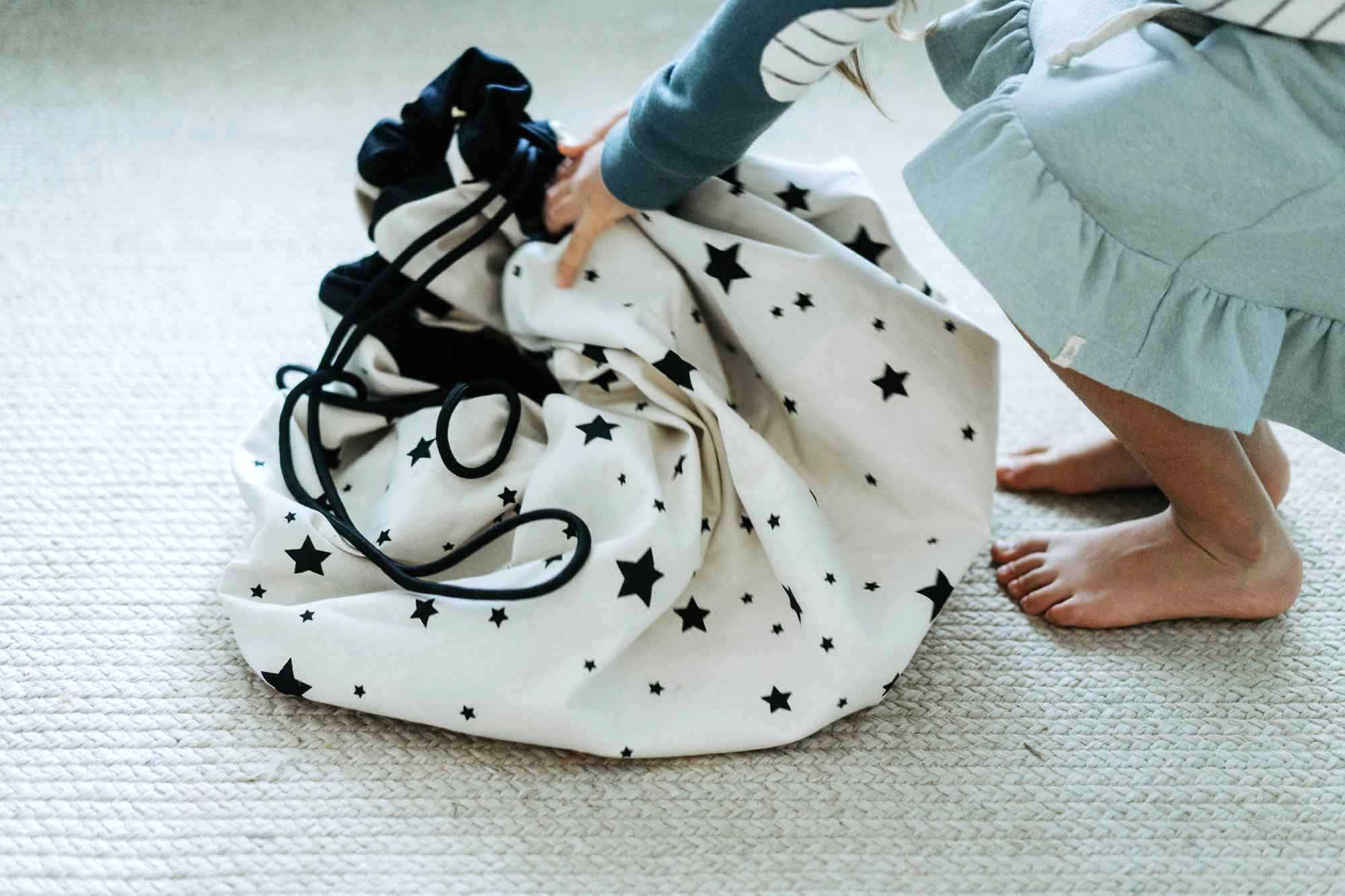 worldmap/stars toy storage bag, bag child touching the bag