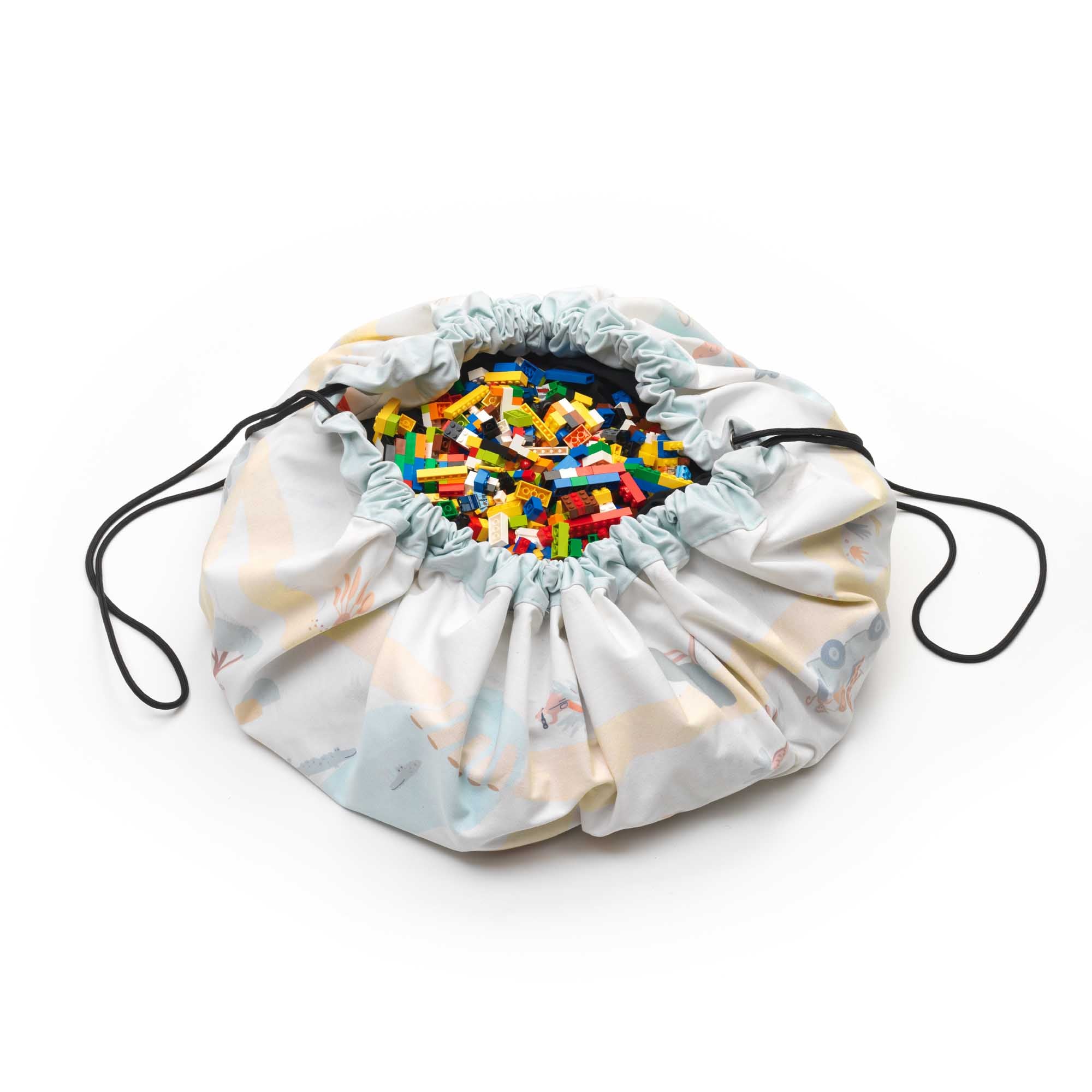 detail picture of jungle storage bag, filled with lego