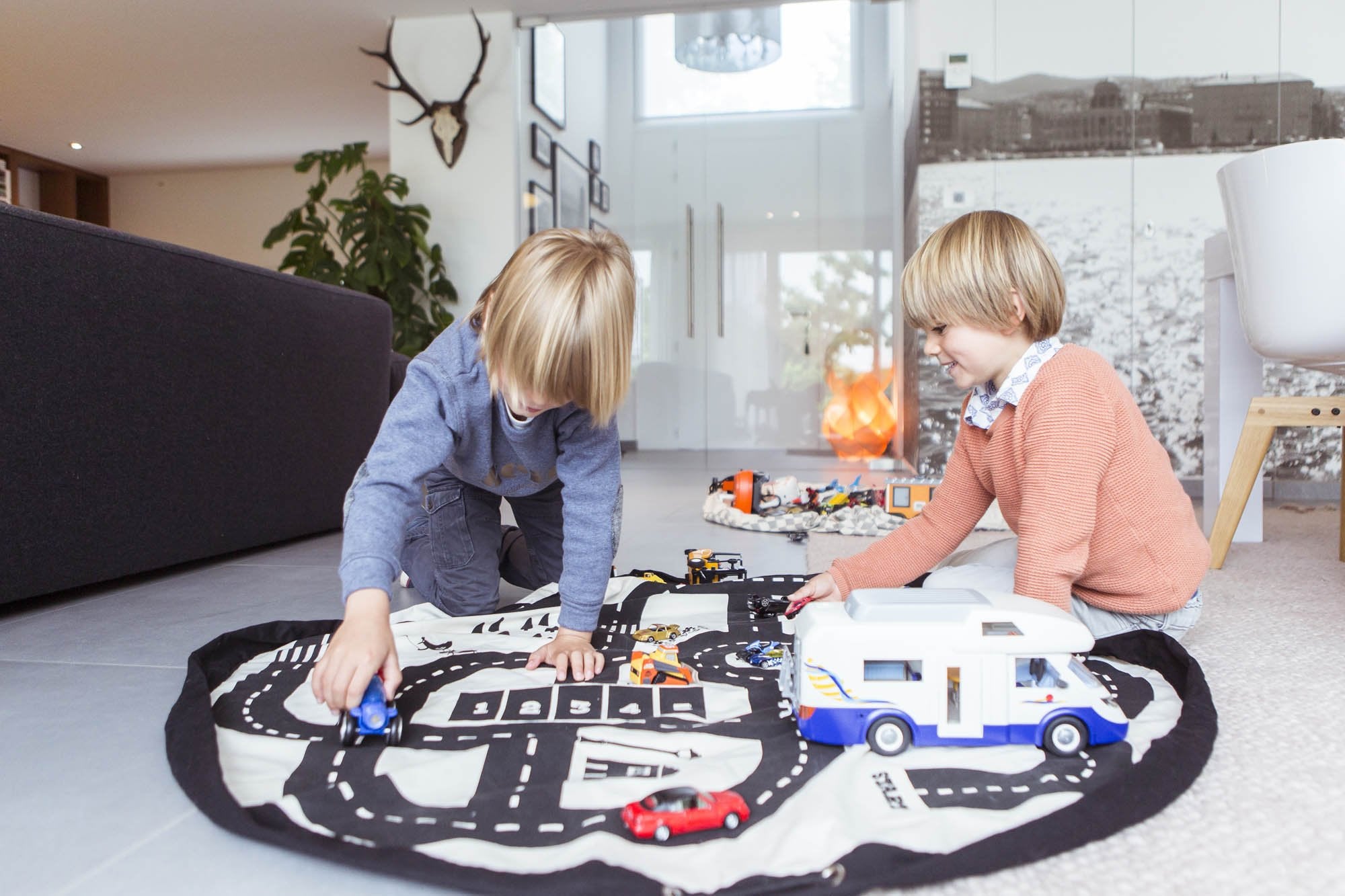 Play&Go roadmap/Thunderbolt Toy Storage Bag and play mat, kids playing on mat in kidsroom, lots oftoys