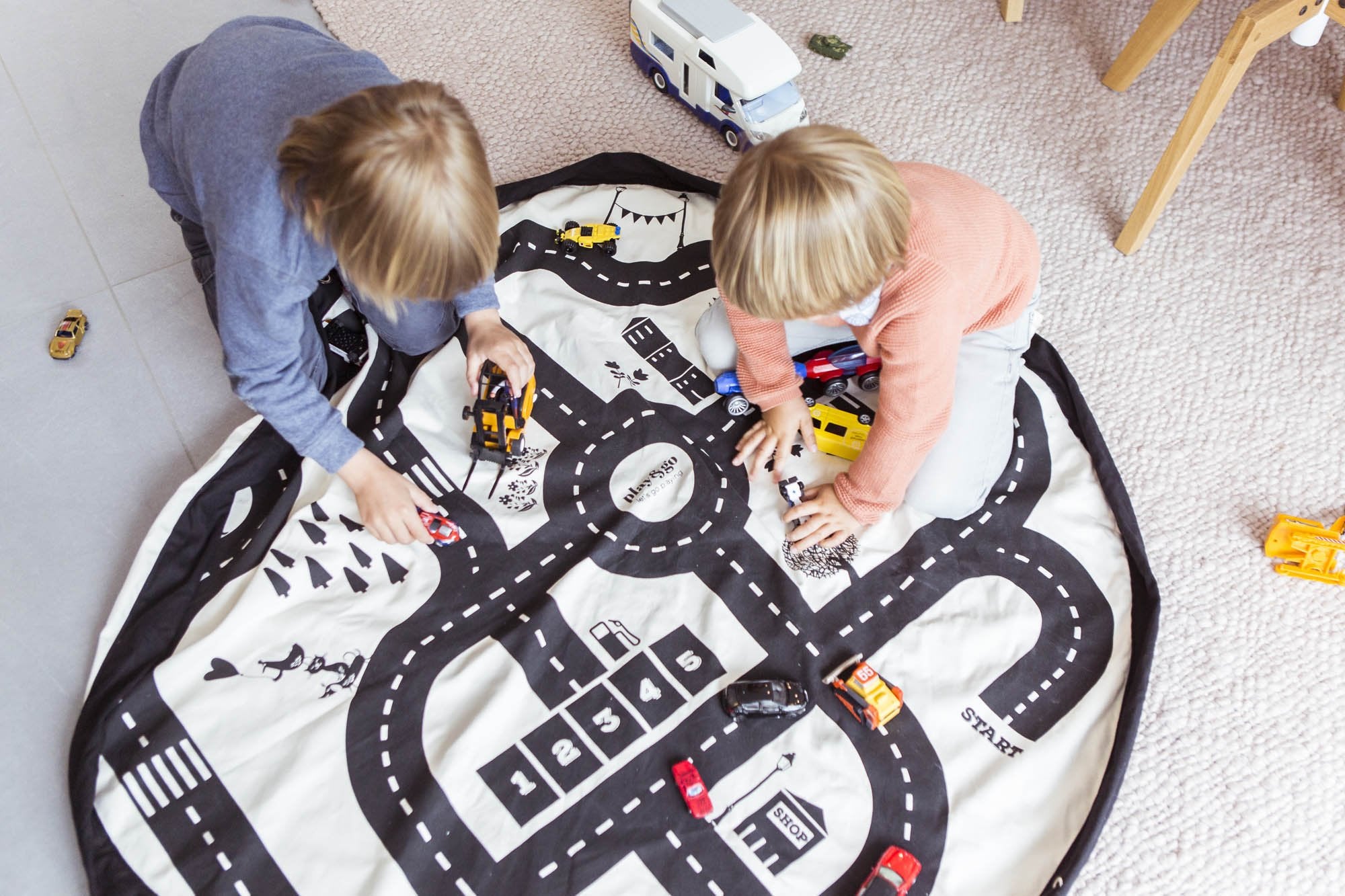 Play&Go roadmap/Thunderbolt Toy Storage Bag and play mat, kids playing on mat in kidsroom, wooden toys