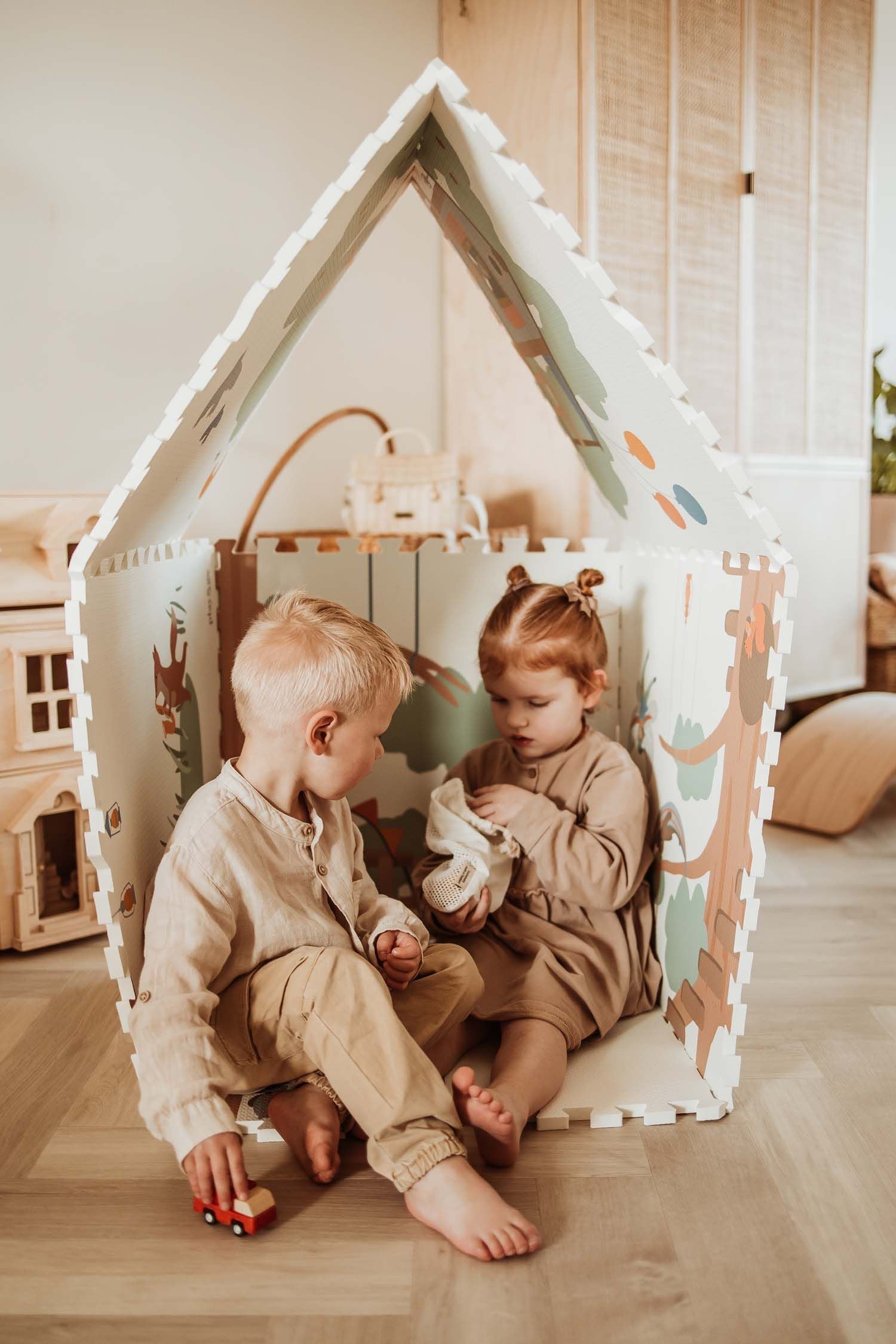 EEVAA Treehouse puzzlemat, mat made in a playhouse, children are sitting in the playhouse