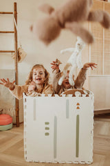 EEVAA farm puzzlemat, children are sitting in the box while throwing out cuddles