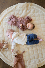noomad soft teddy oak, babies are lying on the open mat between cuddles