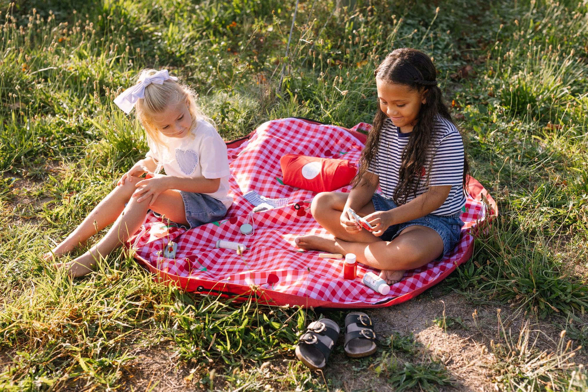 Pic nic outdoor storage bag, children are playing on the mat with doctors toys