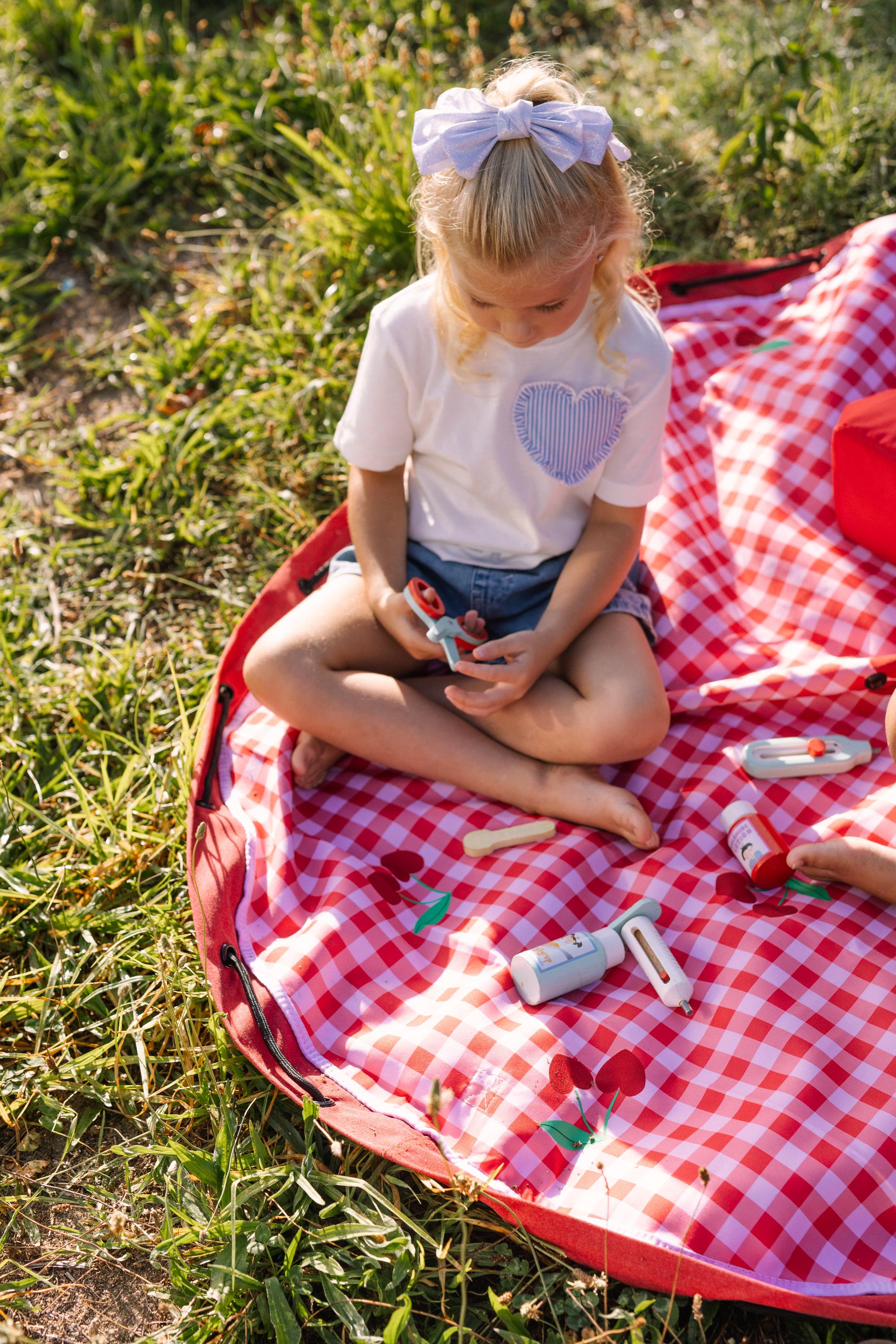 Pic nic outdoor storage bag, child is playing on the mat outside