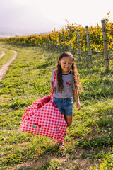 Pic nic outdoor storage bag, child is carrying the bag on its shoulder, frontside