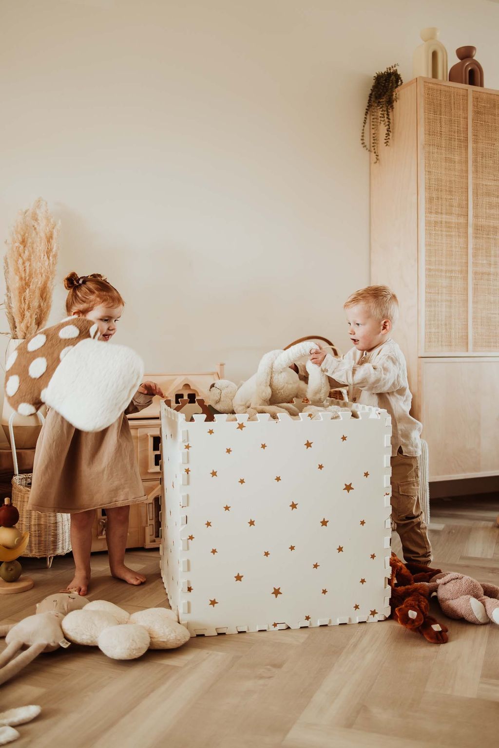 EEVAA treehouse puzzlemat made in a box with stars design, children are cleaning up the cuddles and putting the cuddles in the box