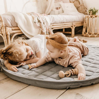 organic babyspeelkleed & reistas - meadow green