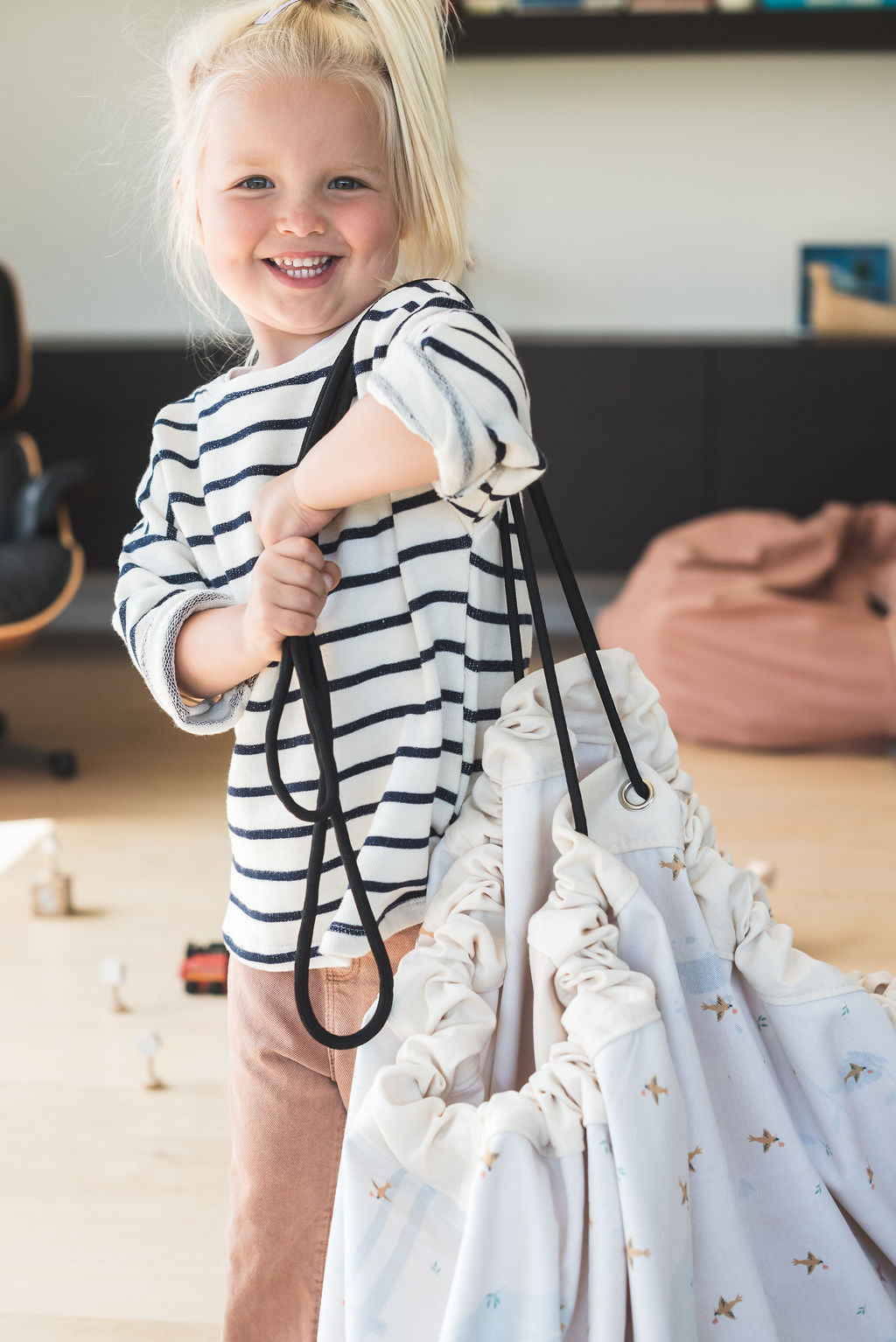 farm toy storage bag and play mat, child carrying closed bag, bird print